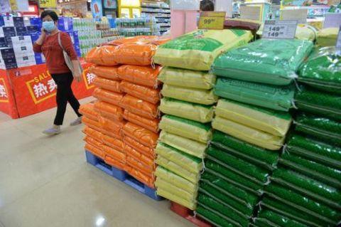 “米袋子”量足价稳——实地探访商超与粮食加工厂见闻